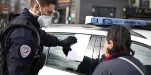 Έλεγχοι αστυνομικών για τη διατήρηση των περιορισμών μετακίνηση στη Γαλλία λόγω κορωνοϊού