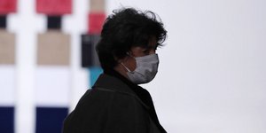 Πολίτης στη Γαλλία φοράει μάσκα για να προστατευθεί από τον κορωνοϊό