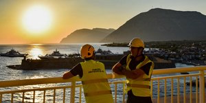 Εργαζόμενοι στη γέφυρα Ρίου Αντιρρίου στη Δυτική Ελλάδα