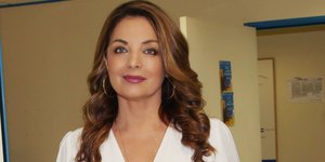 Η Αντζελα Γκερέκου με λευκή μπλούζα