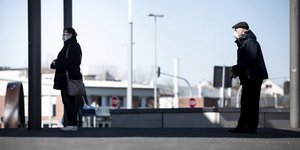 Πολίτες στη Γερμανία τηρούν την απόσταση του 1,5 μέτρου εν μέσω πανδημίας του κορωνοϊού