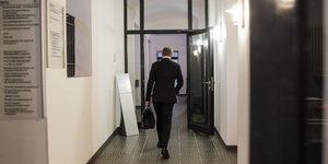 Ο επικεφαλής του FDP αποχωρεί από το κτίριο της γερμανικής Βουλής