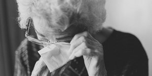 γιαγιά κλαίει και σκουπίζει τα μάτια της