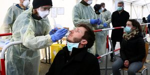 Γιατροί εξετάζουν ασθενείς στην Γερμανία