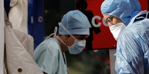 νοσηλευτικό προσωπικό με μάσκες