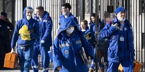 Γιατροί με στολές για τον κορωνοϊό