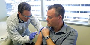 Γιατρός δοκιμάζει εμβόλιο για τον κορωνοϊό σε εθελοντή ασθενή