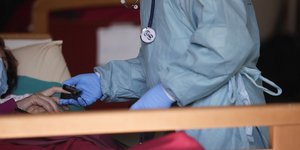 γιατρός εξετάζει ασθενή