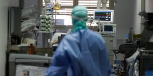 Γιατρός σε δωμάτιο ασθενή που έχει μολυνθεί από τον κορωνοϊό