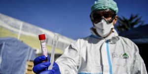 άνδρας με στολή και μάσκα στην Ιταλία λόγω του κορωνοϊού