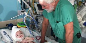 Ο γιατρός που πραγματοποίησε τον διαχωρισμό των σιαμαίων αγοριών το 2016