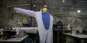 Άνδρας φορά ειδική στολή και μάσκα ενάντια στον κορωνοϊό