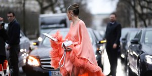 Γυναίκα φοράει φόρεμα με πούπουλα