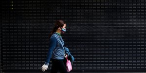 Γυναίκα με μάσκα στην Κύπρο για τον κορωνοϊό