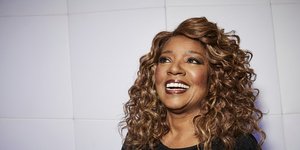 Η Γκλόρια Γκέινορ με μαύρη μπλούζα