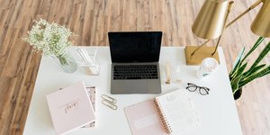 Γραφείο στο σπίτι, με φωτιστικό, βάζο, υπολογιστή, σημειωματάριο 