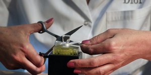 Όλες οι γραμμές παραγωγής καλλυντικών και αρωμάτων θα τεθούν στη διάθεση της παρασκευής αντισηπτικών