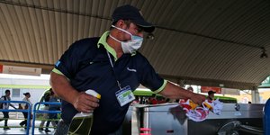 Υπάλληλος κάνει απολύμανση σε σταθμό στην Γουατεμάλα