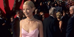 η Γκουίνεθ Πάλτροου στα Όσκαρ του 1999 με ροζ φόρεμα