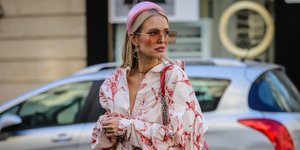 Γυναίκα με ανοιξιάτικο σύνολο 