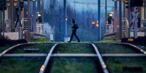 Γυναίκα με σακίδιο περνά γραμμές τρένου