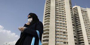 Γυναίκα στο Ιράν φορά μάσκα μετά την επιδημία κρουσμάτων κορωνοϊού στη χώρα