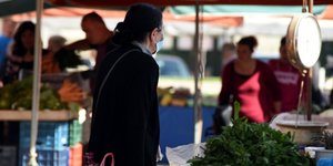 Γυναίκα σε λαϊκή αγορά