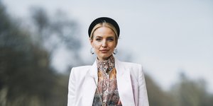 Γυναίκα με λευκό σακάκι και τοπ στην Εβδομάδα Μόδας 