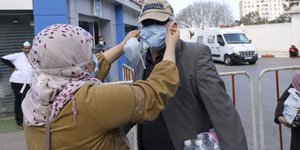 γυναικα βαζει μασκα 