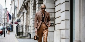 Fashionista με σακάκι στο δρόμο