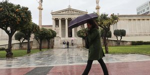 Γυναίκα με ομπρέλα στην Πανεπιστημίου