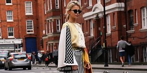 γυναίκα με παντελόνι και πουλόβερ στην εβδομάδα μόδας