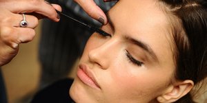 Makeup βάζει μάσκαρα σε μοντέλο