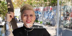 Γυναίκα χαμογελά στον φακό