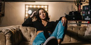 γυναίκα σε καναπέ