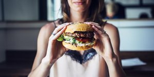 Γυναίκα τρώει μπέργκερ