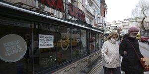 Κόσμος με μάσκες στην Τουρκία