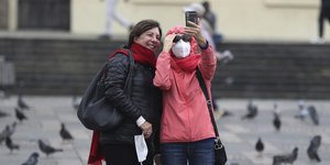 Γυναίκες με μάσκα χαμογελούν