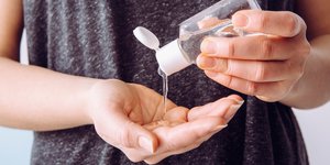 γυναίκα βάζει αντισηπτικό στα χέρια της