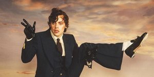 Ο Χάρι Στάιλς με κοστούμι και γάντια