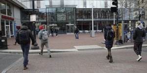 Μαθητές με τσάντες έξω από το Χάρβαρντ