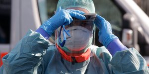 Μάχη για τον περιορισμό της εξάπλωσης του ιού