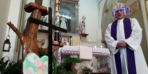 Ο ιερέας έκανε live streaming αλλά ξέχασε να απενεργοποιήσει τα φίλτρα