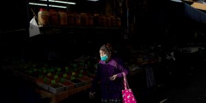 ηλικιωμένη γυναίκα με μάσκα για ψώνια