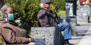 ηλικιωμένοι κάθονται σε παγκάκι / συντάξεις