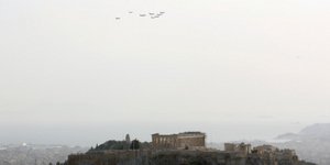 Σχηματισμοί αεροσκαφών πάνω από την Αθήνα στην άσκηση ΗΝΙΟΧΟΣ 2019