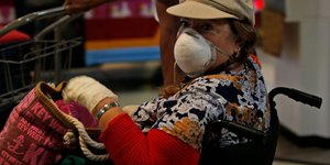 Γυναίκα με μάσκα στο Ιράν λόγω κορωνοϊού