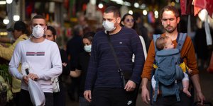 Πολίτες με μάσκες στους δρόμους του Ισραήλ