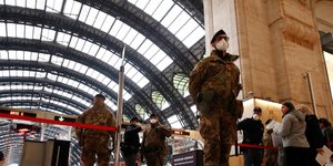 Φρουρός με μάσκα σε σταθμό τρένων στην Ιταλία