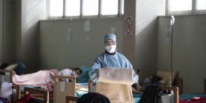 Νοσοκόμα σε νοσοκομείο της Ιταλίας με μάσκα προστασίας από τον κορωνοϊό